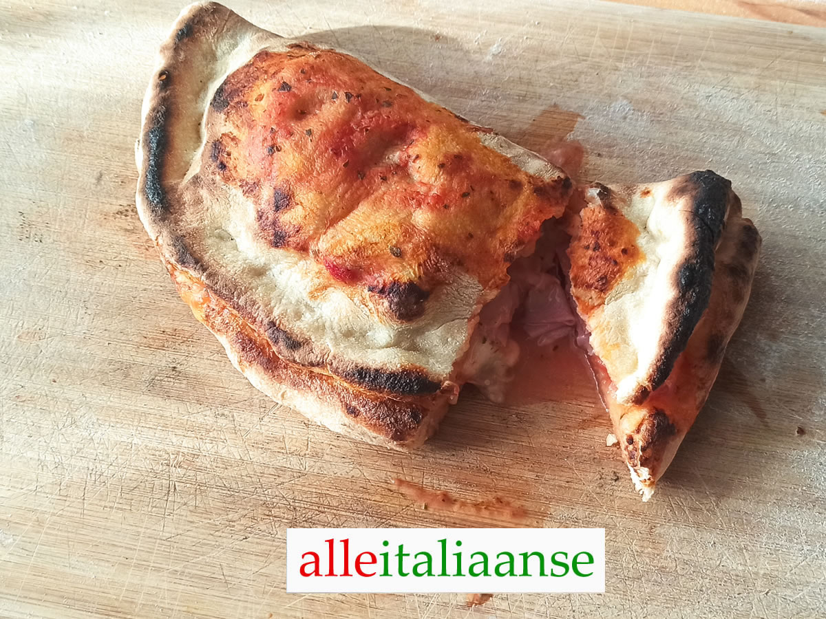 Een zelfgemaakte pizza Calzone in twee delen gesneden