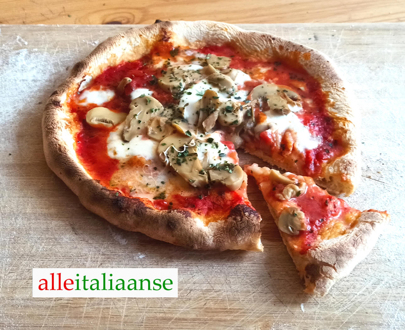 Italiaanse pizza funghi met Champignons maken recept - gebakken door alle Italiaanse