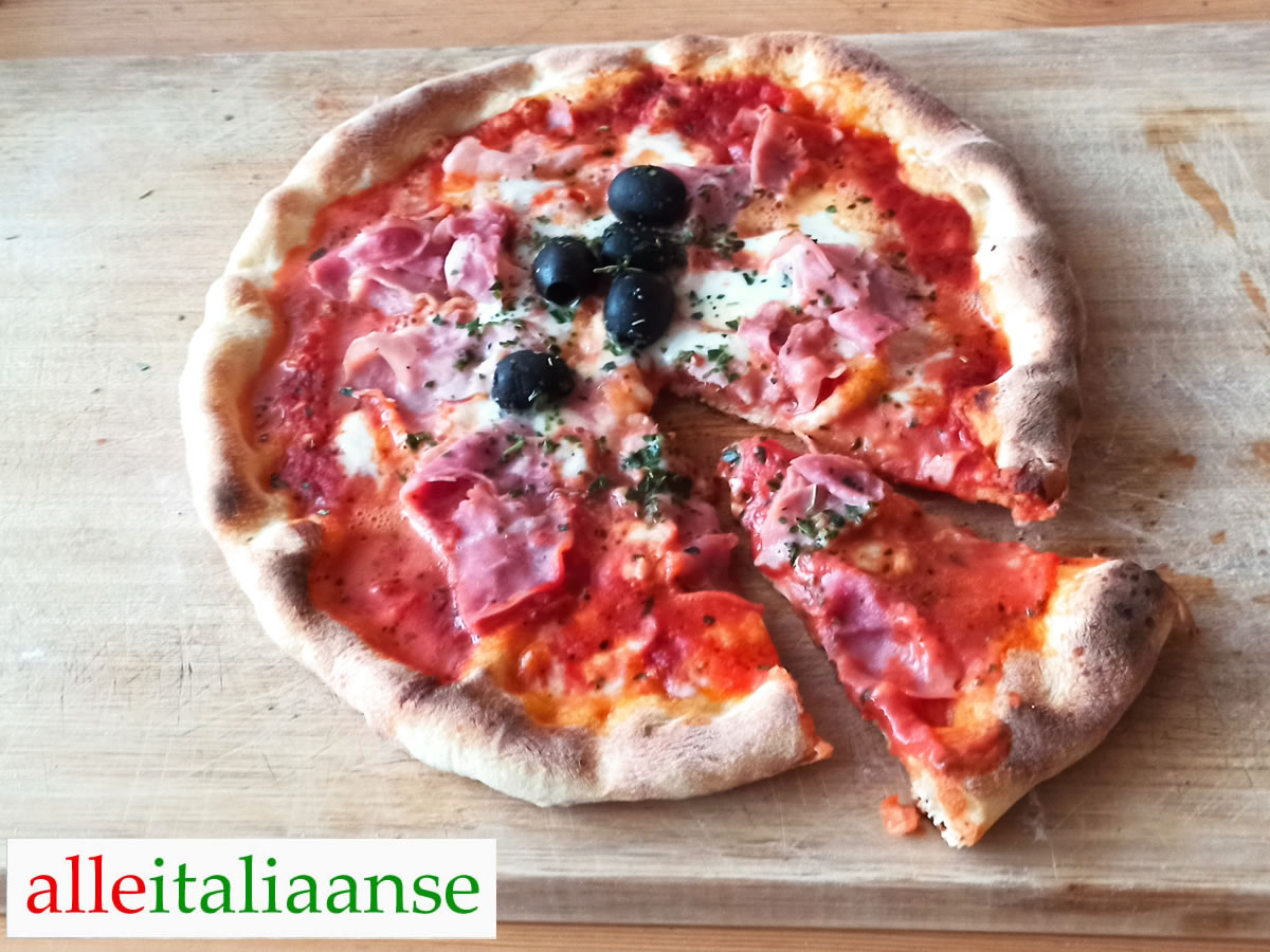 Een Italiaanse Pizza Prosciutto met ham