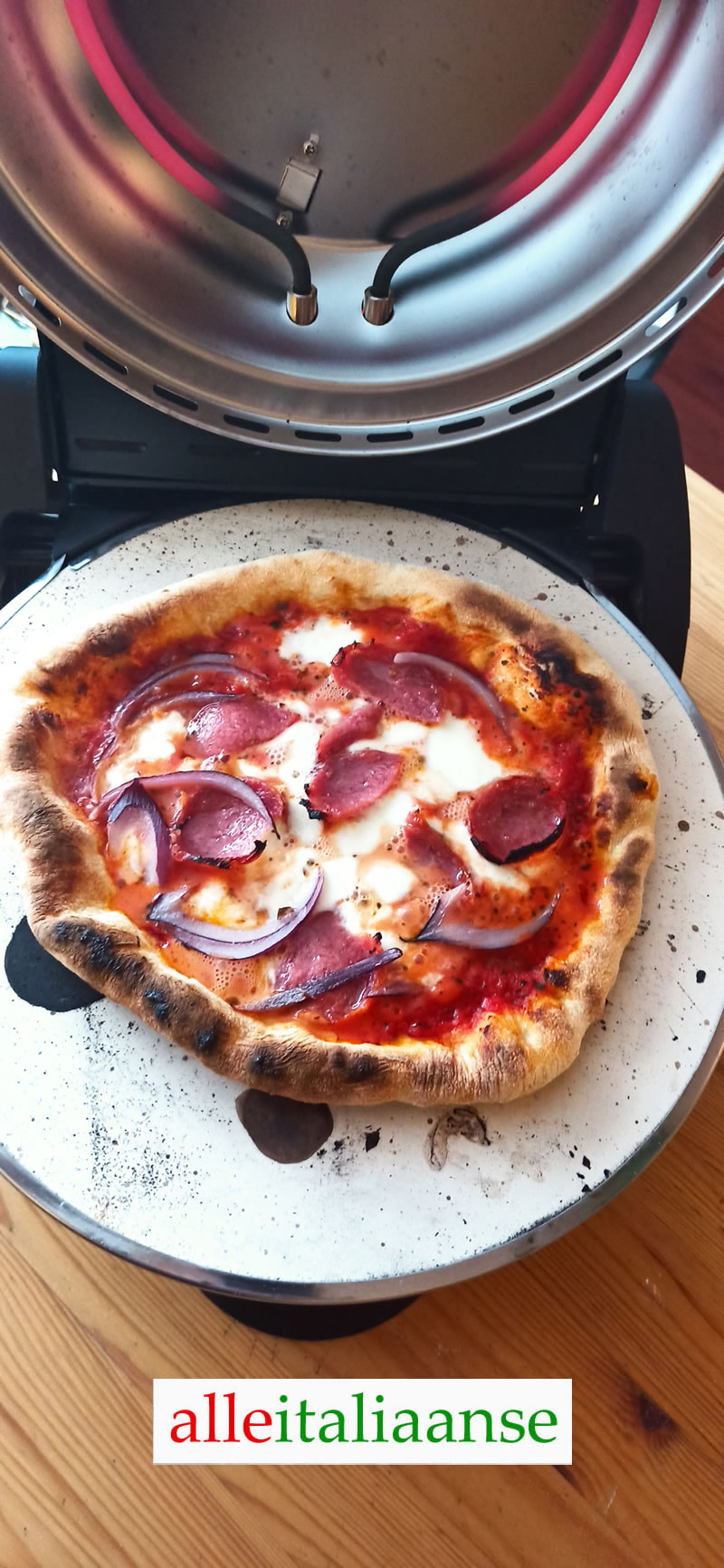 Een Italiaanse Pizza Salami gebakken met een Elektrische pizzaoven