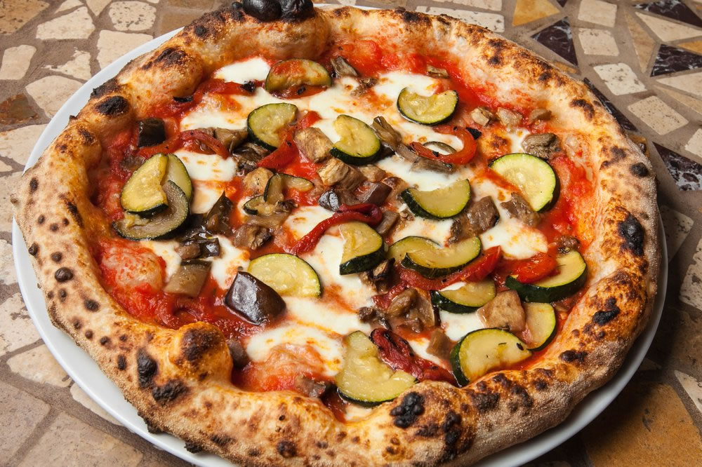 Zelf pizza maken - voorbeeld van een pizza met groenten