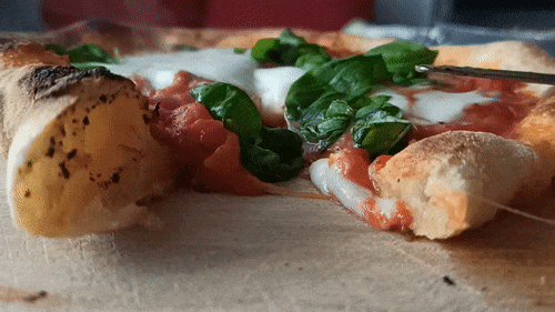 Zelf pizza maken - Italiaanse Pizza met mozzarella gemaakt door Alle Italiaanse