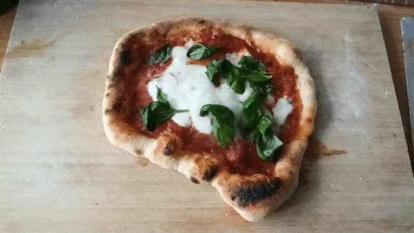 Zelf pizza maken - Italiaanse Pizza met mozzarella gemaakt door Alle Italiaanse