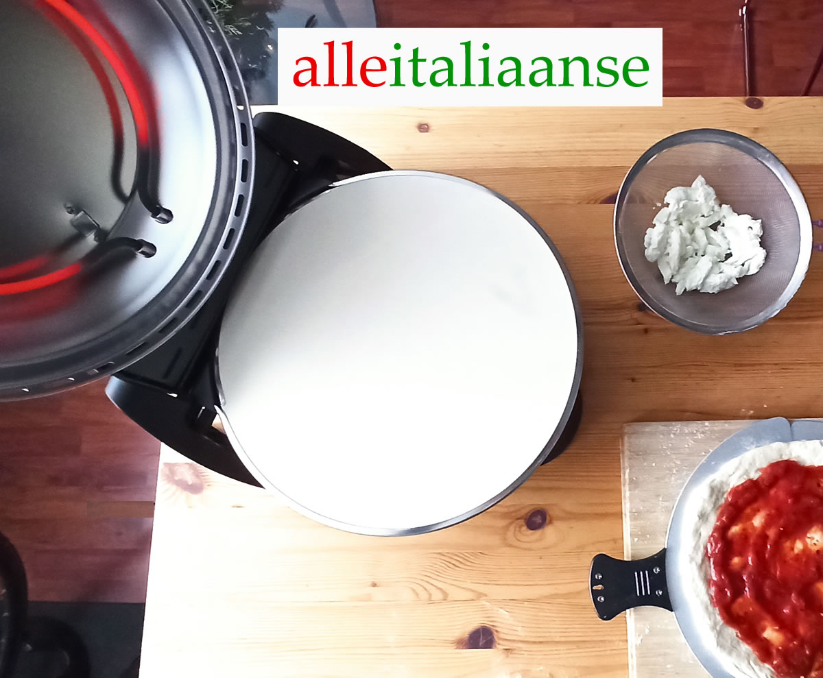 Italiaanse pizza met een elektrische pizzaoven gebakken