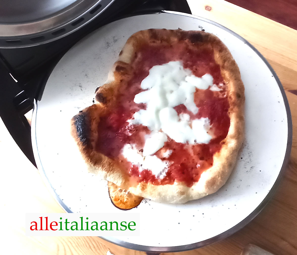 Zelfgemaakt Italiaanse pizza klaar - met een elektrische pizzaoven gebakken