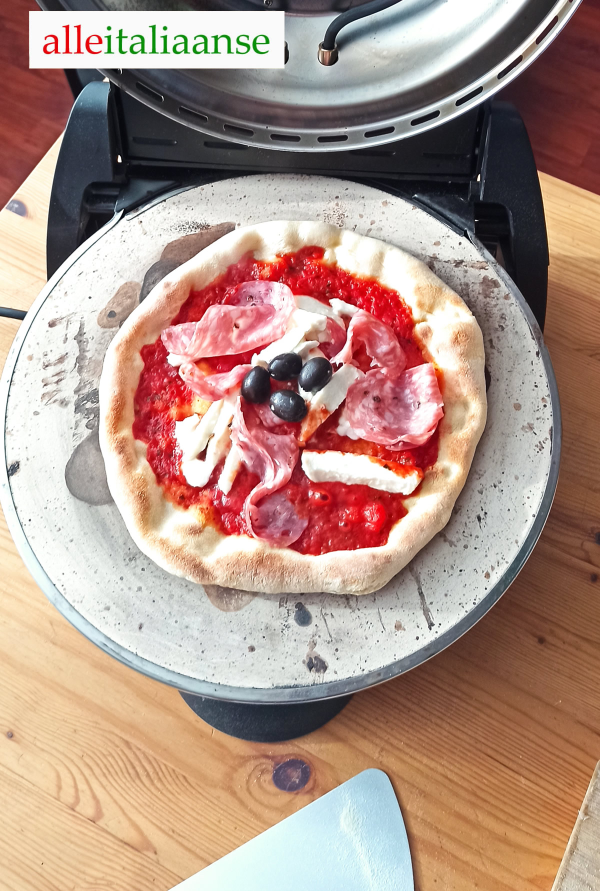 Pizza diavola gebakken met elektrische pizzaoven G3 Ferrari - Alle Italiaanse