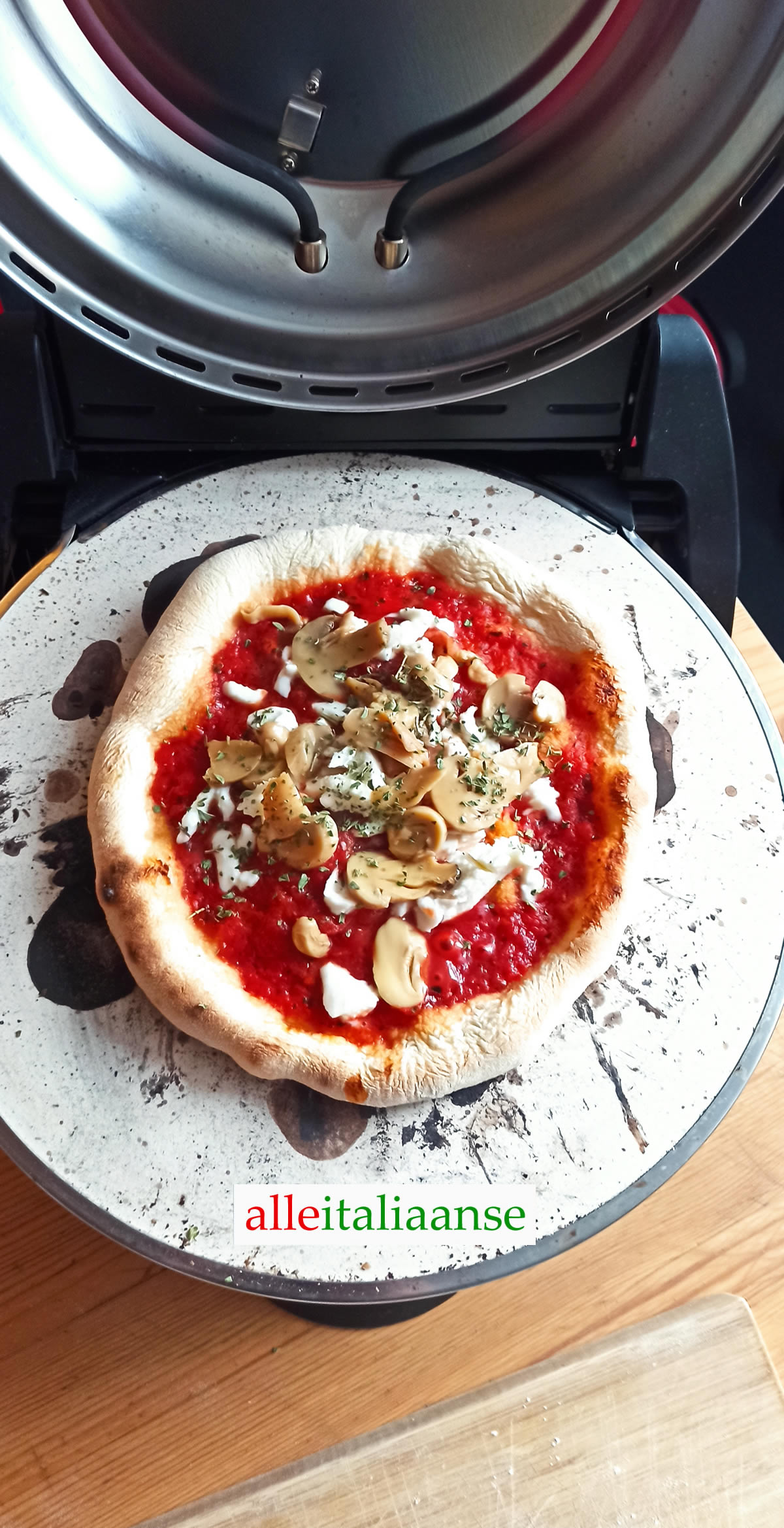 Pizza Funghi Champignons gebakken met elektrische pizzaoven G3 Ferrari - Alle Italiaanse