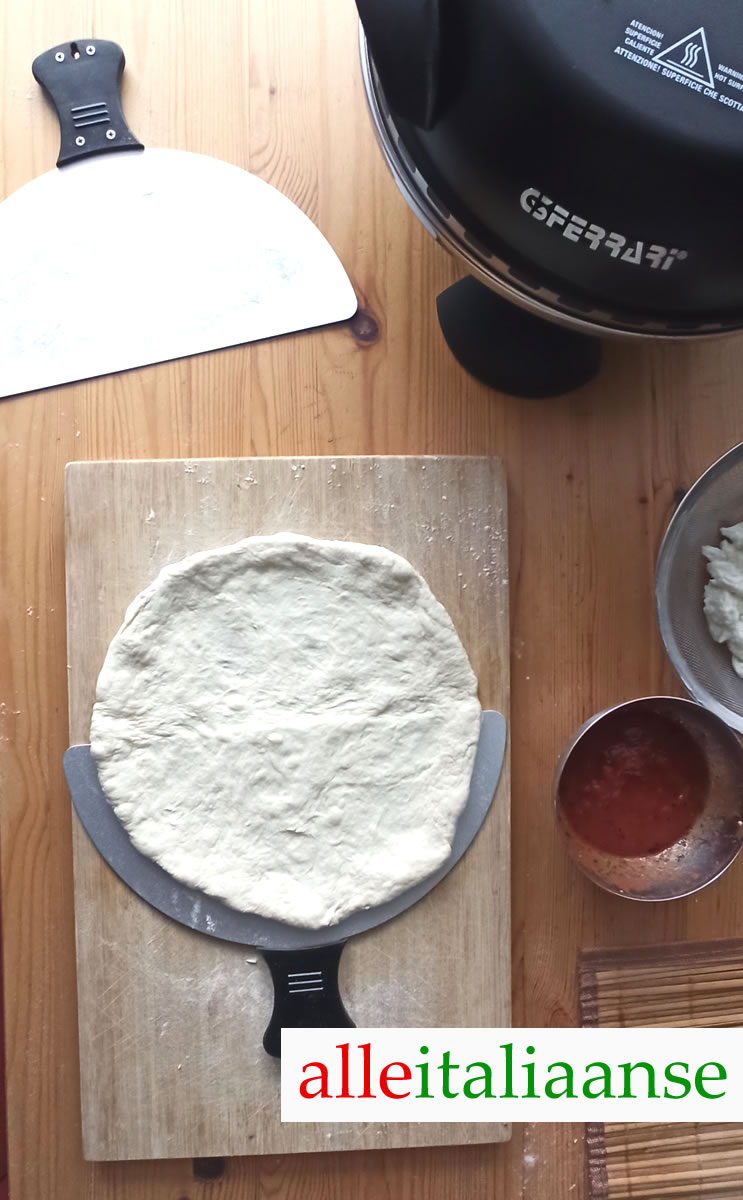 Een pizzascheep, bestrooid met meel van harde tarwe, om pizza in de oven te doen
