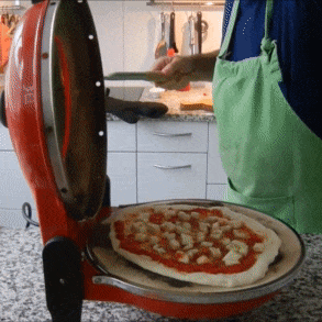Een pizza gebakken met een Spice Caliente, een pizzaoven geproduceerd in Emilia