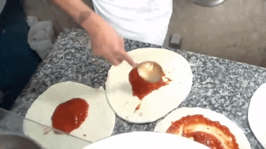 Italiaanse pizza maken - tomaat
