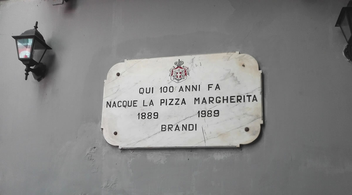 De plaquette op de pizzeria Brandi in Napels: De pizza Margherita werd hier honderd jaar geleden geboren