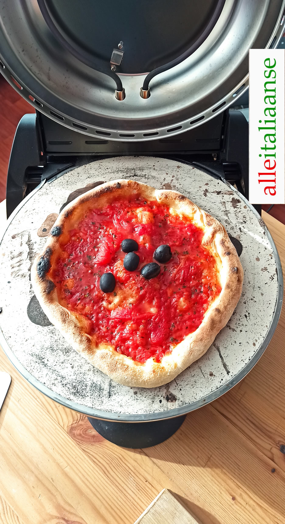 Pizza Marinara gebakken met de G3 Ferrari  elektrische pizzaoven - Alle Italiaanse