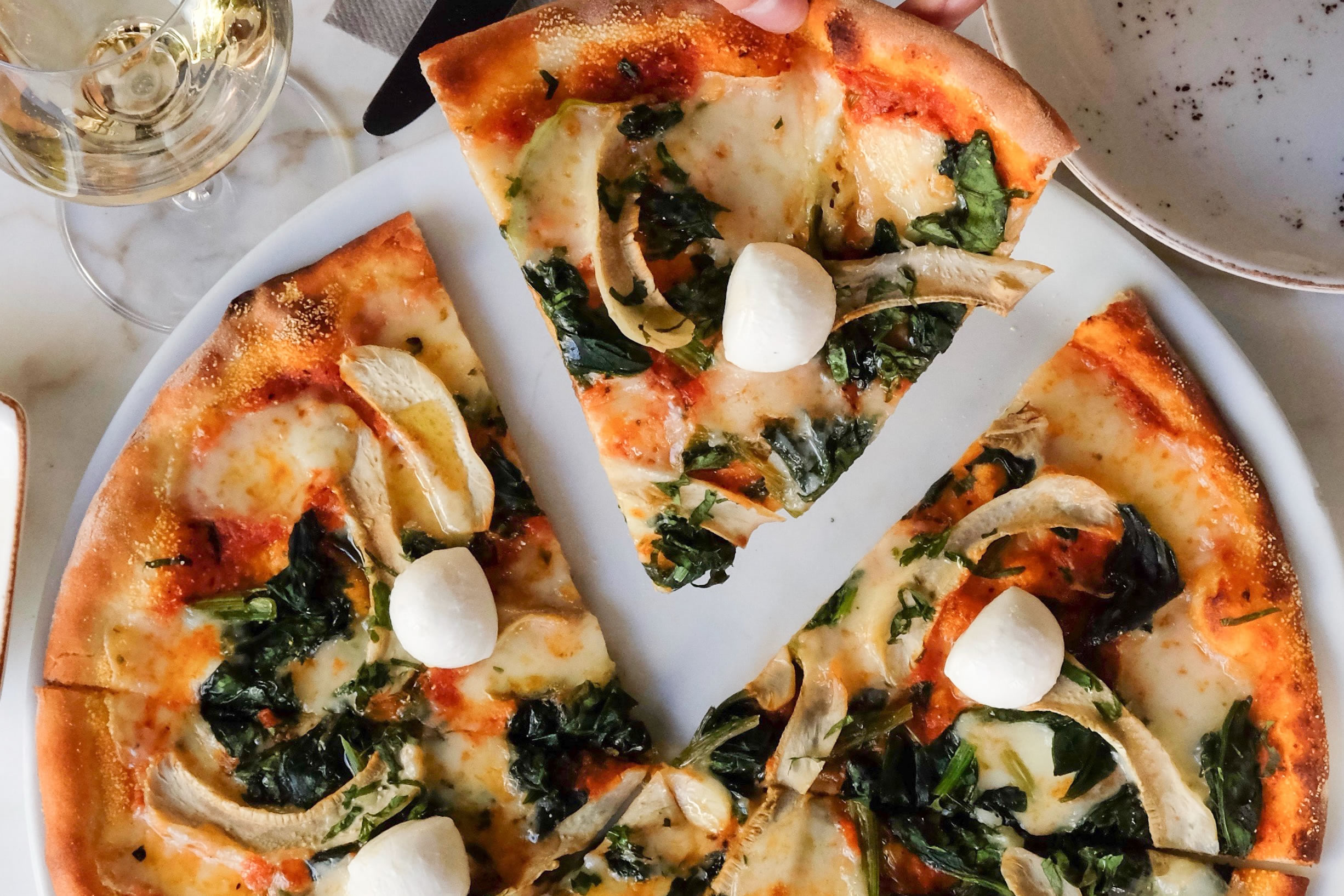 Pizza met groenten recept - de pizza is klaar
