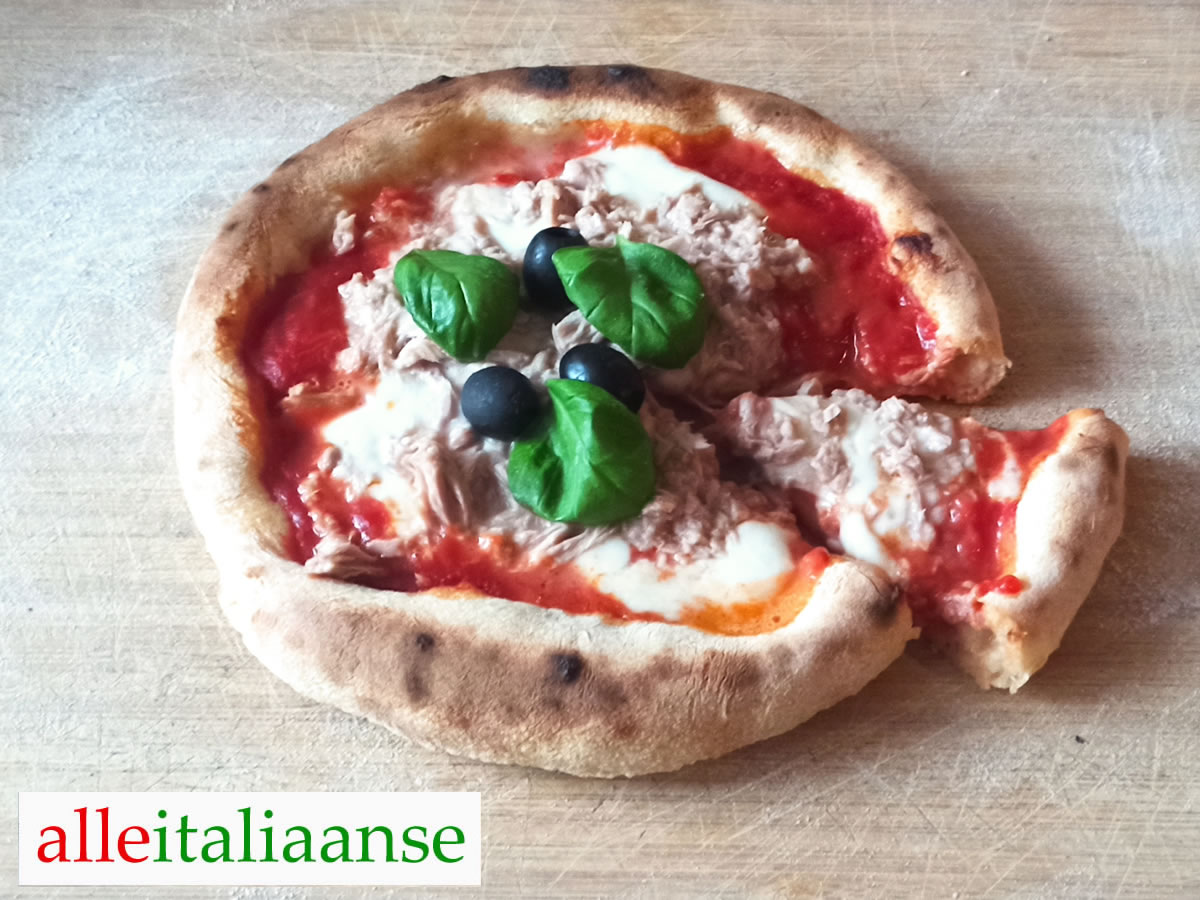 Italiaanse pizza met tonijn maken recept - gebakken door alle Italiaanse