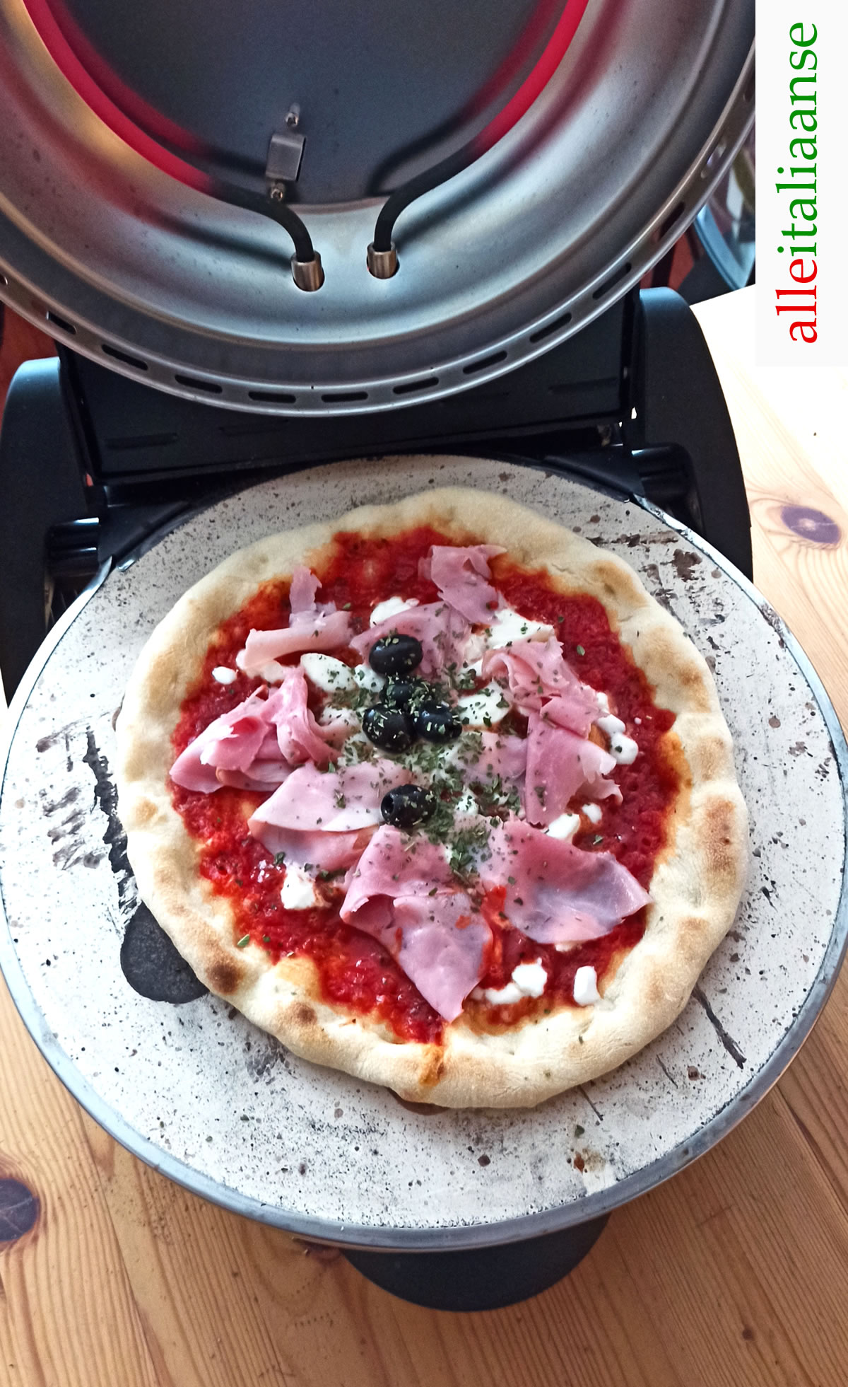Pizza Prosciutto gebakken met elektrische pizzaoven G3 Ferrari - Alle Italiaanse
