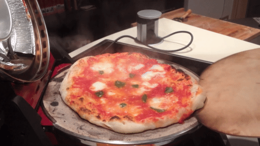 Een pizza in de G3 Ferrari pizzaoven