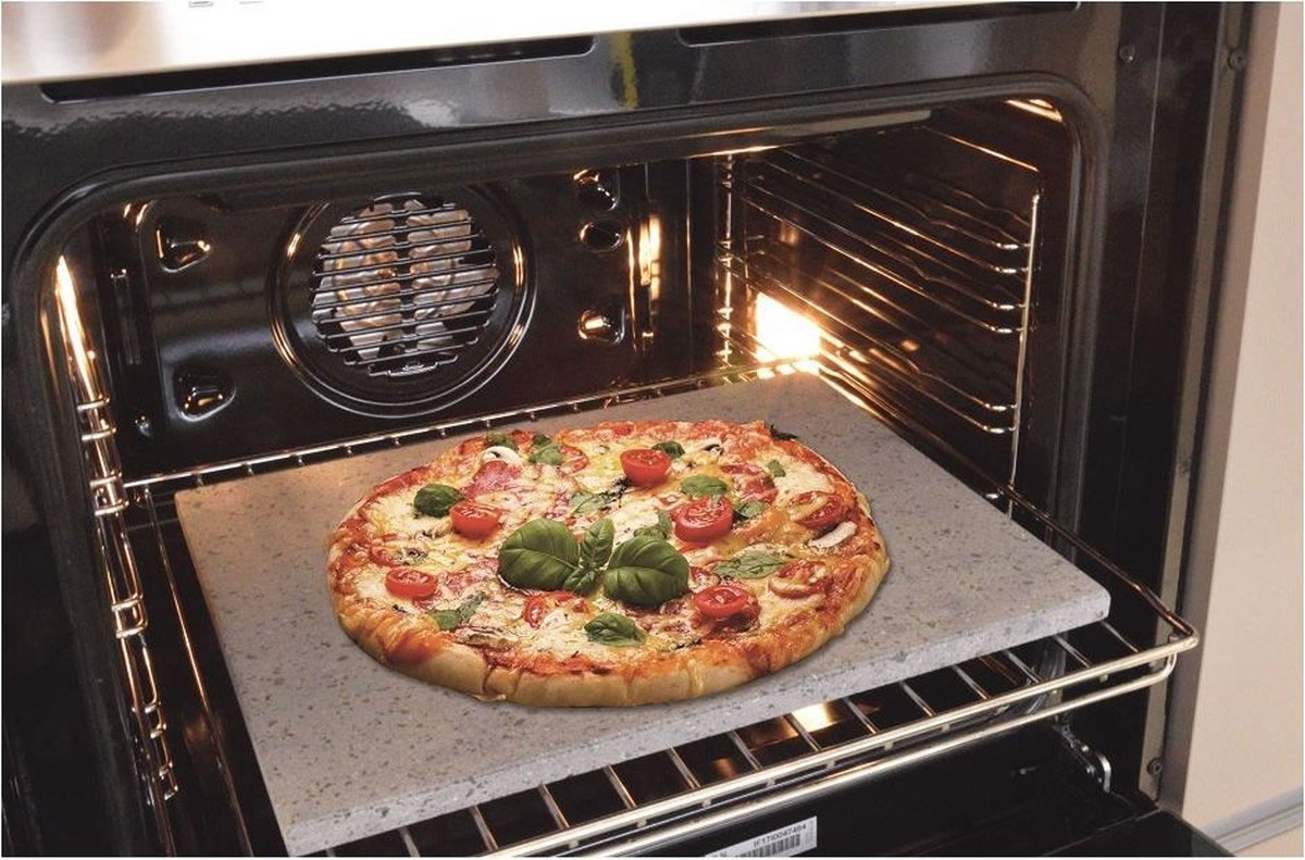 een pizzasteen in de oven