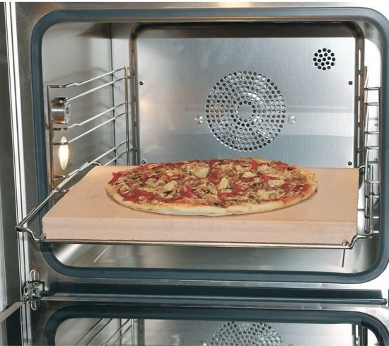 pizzasteen waar in oven plaatsen