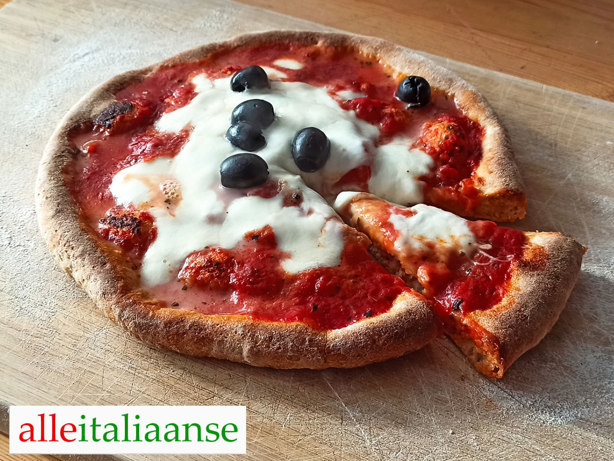 Een Italiaanse Volkoren pizza zelf gemaakt  door Alle Italiaanse