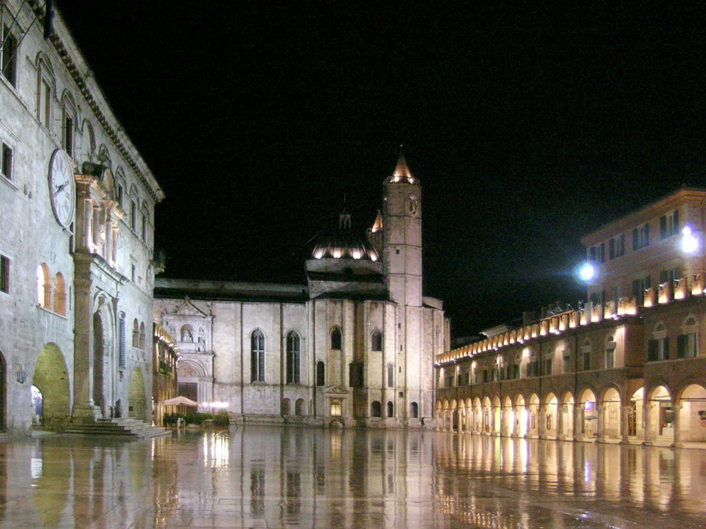 Piazza del Popolo van Ascoli Piceno in de Marken