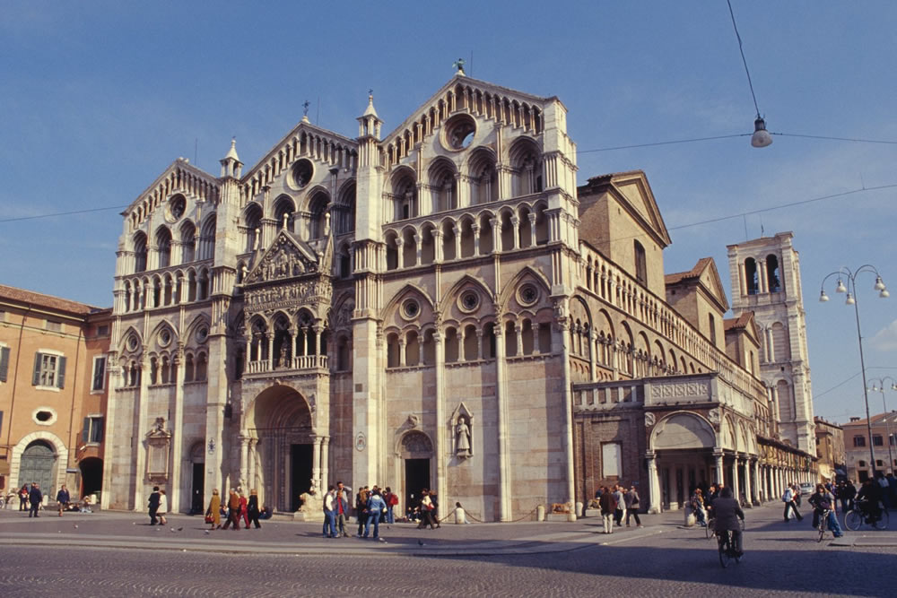 De Romaanse kathedraal van Ferrara