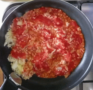 Voeg de tomaat toe