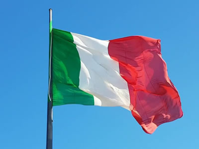 De vlag van Italië: de betekenis, de kleuren. Ook in de lucht 🇮🇹